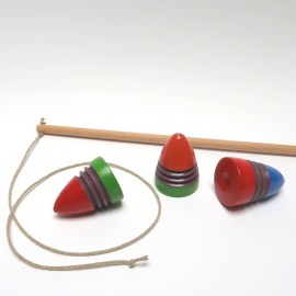 Kreisel, 3 - farbig, mit Peitsche und Spielanleitung